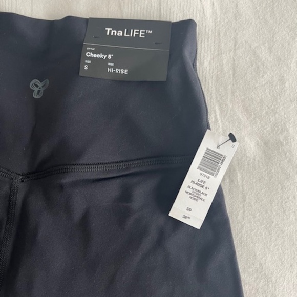 NWT Aritzia TNA Golden Cheeky Hi-Rise 5" Shorts Bike Shorts Yoga Pilates Size S - Picture 6 of 6